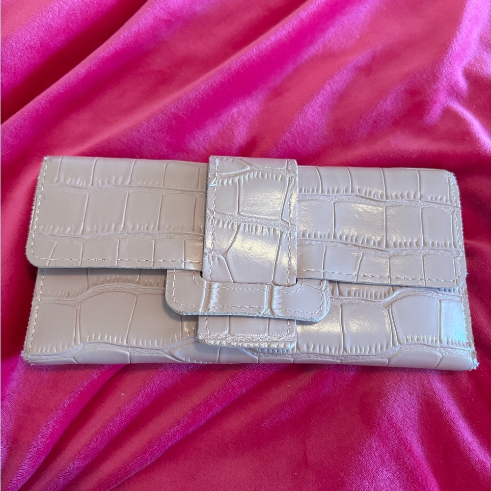 Elegant Crocodile-Embossed Clutch - Purple